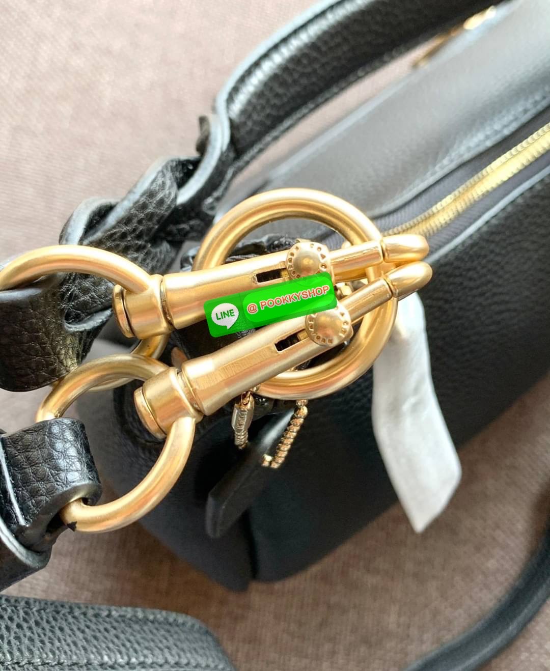 COACH JULES HOBO BAG ((C9189//9190)) 🌍พร้อมส่งที่ไทย! ต้องบอกก่อนว่าหนังรุ่นนี้อย่างดี นิ่มมากๆ สัมผัสแล้วรู้สึกละมุน กับกระเป๋าใบใหญ่ ทรงสวย เปิดปิดกระเป๋าแบบซิปมีหนังห้อยเพิ่มความเก๋ตรงหัวซิปค่ะ ภายในกระเป๋ากว้างมาก ใส่สัมภาระได้ครบครัน หายห่วงเ