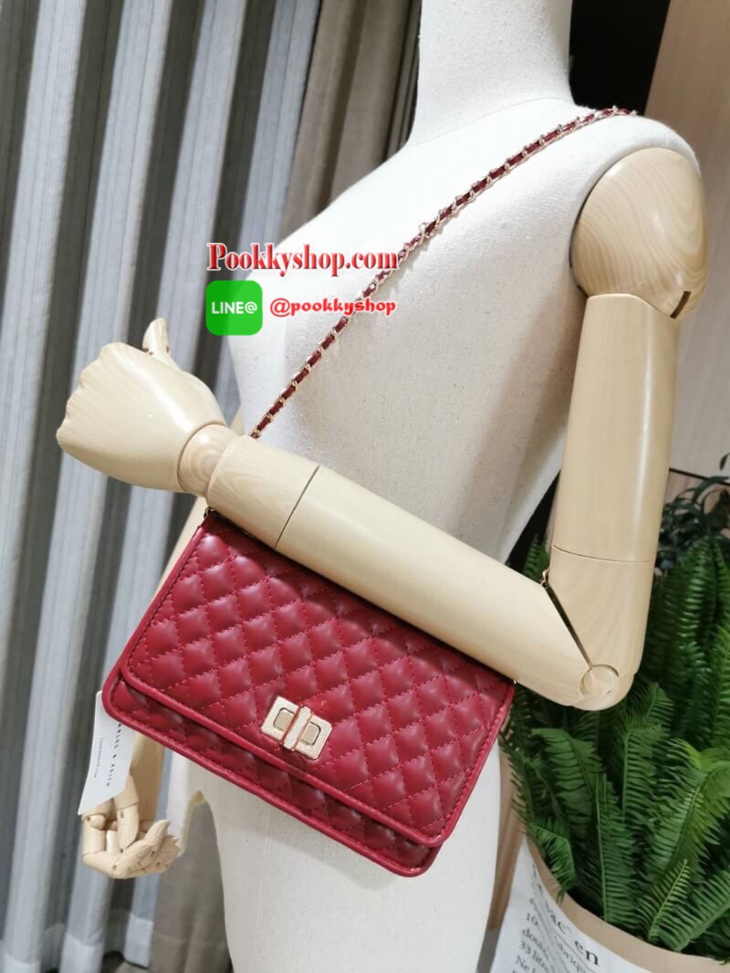 พร้อมส่ง! BEST SELLER! CHARLES & KIETH MINI CLUTCH BAG กระเป๋าสะพายทรงคลัชรุ่นยอดนิยมดีไซน์คลาสสิควัสดุหนังนิ่มลายตารางสวยอยู่ทรงขนาดมินิสไตล์ Chanel เปิดปิดด้วยตัวล๊อคแบบบิดอะไหล่ทอง ด้านหลังประดับโลโก้แบรนด์สวยดูดี มาพร้อมสายสะพายโซ่ร้อยหนัง Crossbody ไ