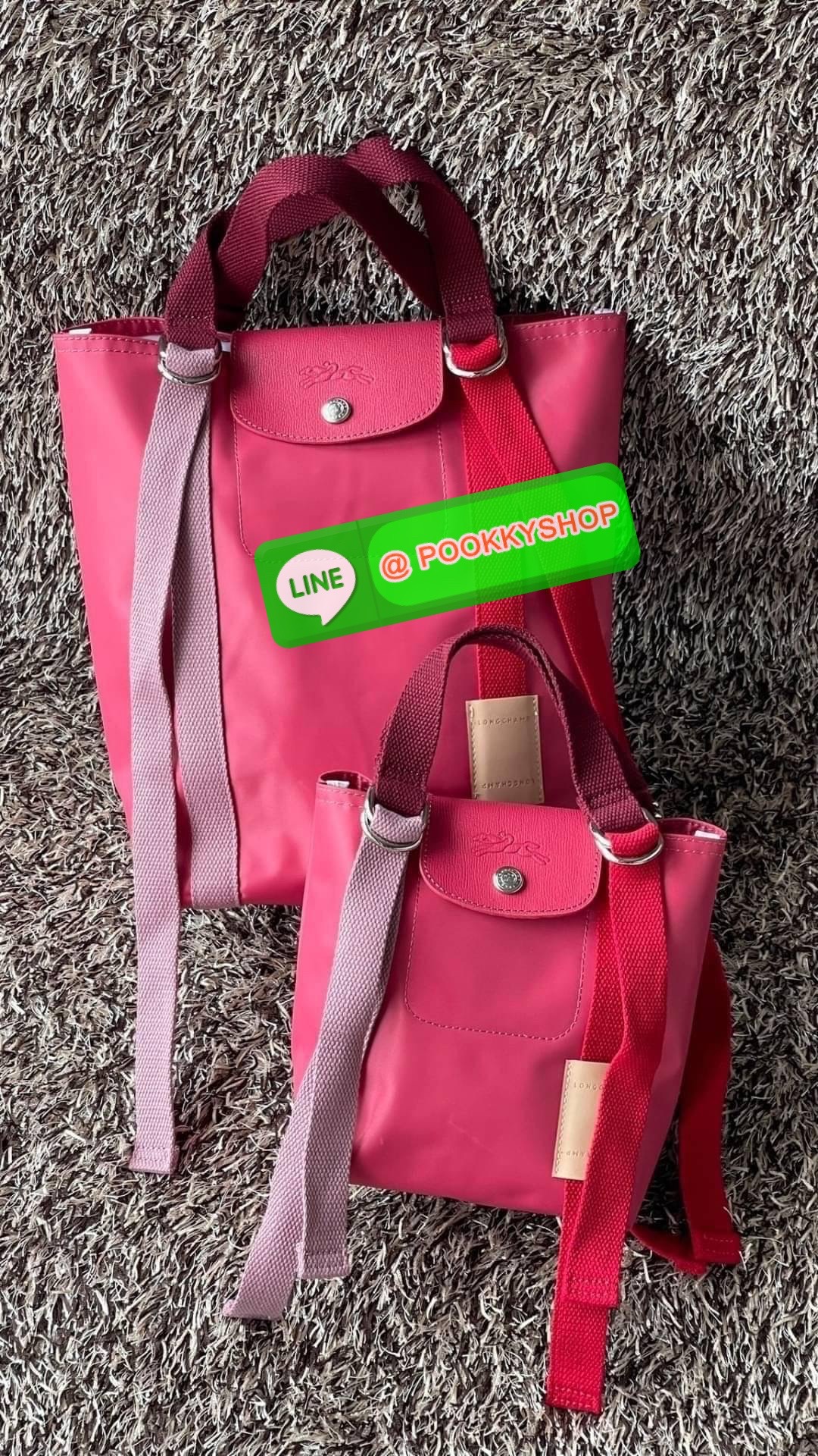 💕LONGCHAMP LE PLIAGE RE-PLAY Tote bag S เป็นอีกรุ่นที่น่าสนใจในการออกแบบ กระเป๋าโท้ทแนวตั้งที่กว้างขวางมีน้ำหนักเบา ใช้งานได้จริง ปิดด้วยกระดุมแป๊กและสามารถถือด้วยมือ สะพายไหล่ และสะพายข้างลำตัว Le Pliage Re-Play เวอร์ชันใหม่นี้ยังคงเติมชีวิตชีวา