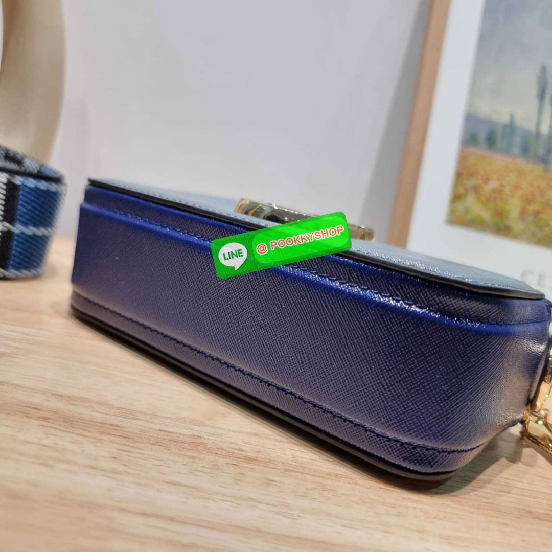 MARC JACOBS THE SNAPSHOT CAMERA BAG ไอเท็มยอดฮิตที่โดดเด่นเป็นเอกลักษณ์ กับกระเป๋าสะพายข้างสุดปัง เรียกได้ว่าไม่ซ้ำใคร!! วัสดุหนังวัว สวยอยู่ทรง เปิด-ปิดกระเป๋าด้วยซิป มีซิปหลัก 2 ช่อง แบ่งสัดส่วนไว้ดีมาก มาพร้อมสายสะพายสปอร์ตเส้นใหญ่ ที่ออกแบบโทนสีมาให้เ