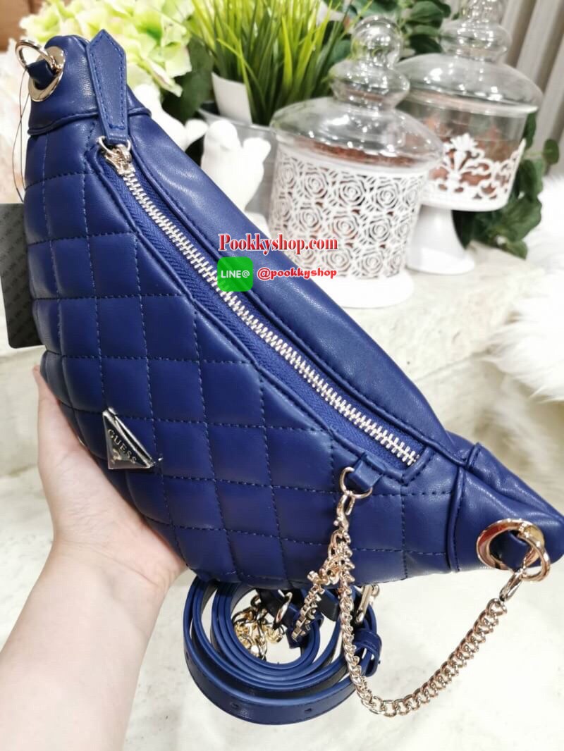 NEW ARRIVAL! Guess Kyli Fanny Pack Belt Bag 2019 กระเป๋าสะพาย/คาดเอว/คาดอกรุ่นใหม่ล่าสุดจาก GUESS FACTORY วัสดุหนังเเกะสังเคราะห์แบบนิ่มลายตารางเปิดปิดด้วยซิป ด้านหน้าประดับโซ่ห้อยโลโก้ดูมีดีเทล ด้านหลังมีช่องซิป ภายในมีโลโก้และช่องซิป สะพายได้หลายแบบไม่จ