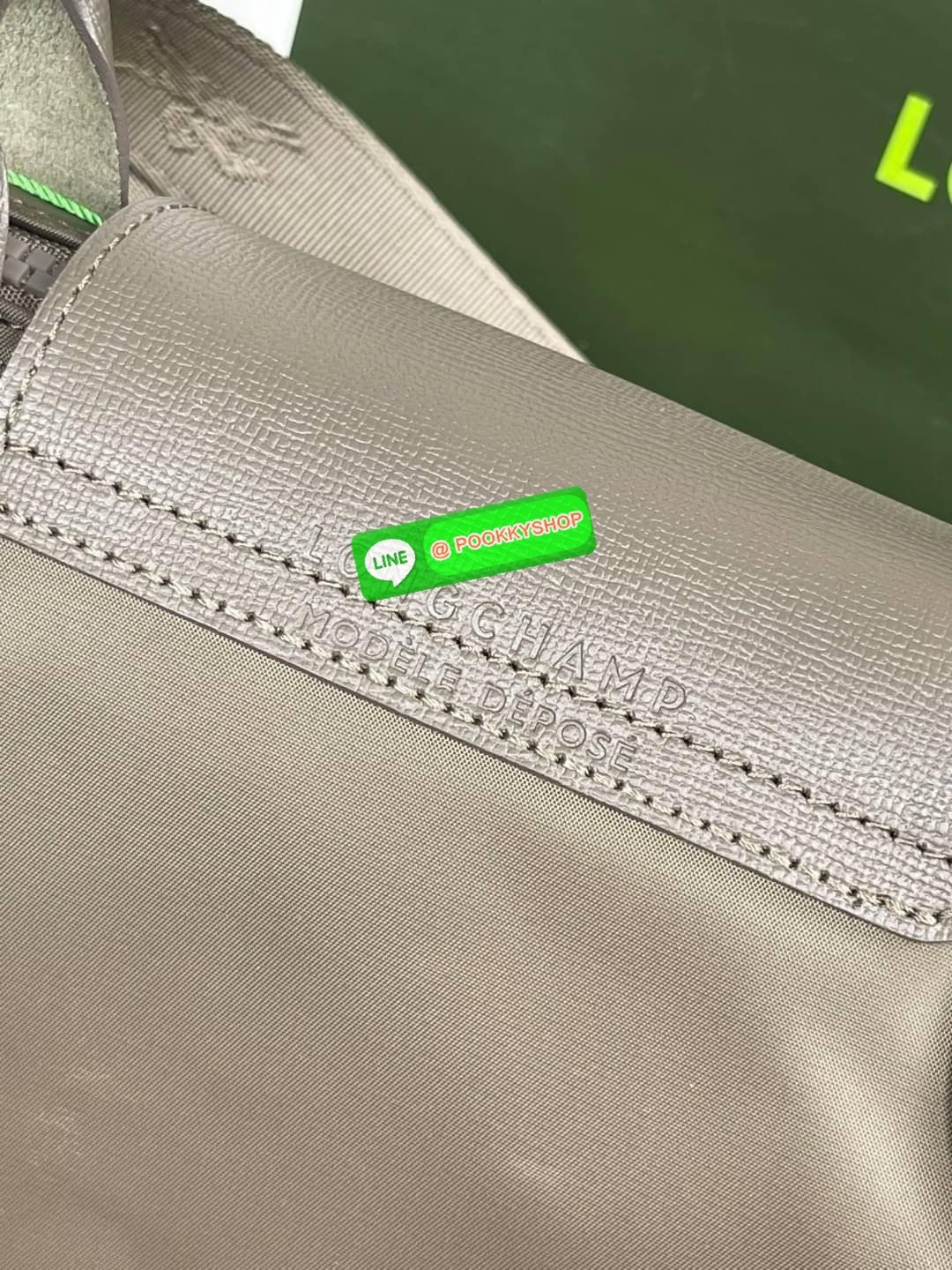 💕Longchamp LE PLIAGE NÉO TOP HANDLE BAG (small size) อีกหนึ่งรุ่นยอดนิยม ที่สาวๆ ต้องมีไว้เก็บไว้สักใบ กระเป๋าโท้ทใบนี้ มาพร้อมกับสีที่มีสไตล์เรียบง่าย มีสายสะพายยาวปรับสั้นยาวได้ช่วยให้คุณสามารถสะพายไหล่ได้อย่างสบาย ในตัวสายปักโลโก้อันเป็นสัญลักษ