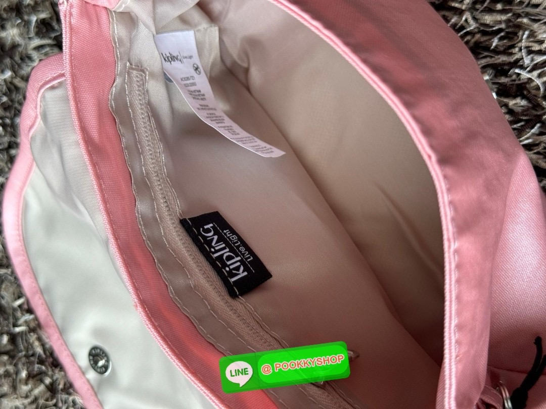 Kipling Sabian Crossbody Mini Bag (AC8280) เป็นอีกหนึ่งกระเป๋าขนาดกะทัดรัด สามารถจัดเก็บของได้เป็นระเบียบ และใส่สิ่งของจำเป็นได้มากกว่าที่คิด โดยมีช่องใส่ของมากมายทั้งด้านหน้า 1 ช่อง ด้านในของกระเป๋า 2 ช่อง อีกทั้งสายสะพายยังสามารถปรับความสั้นยาวได้ตามต้อ