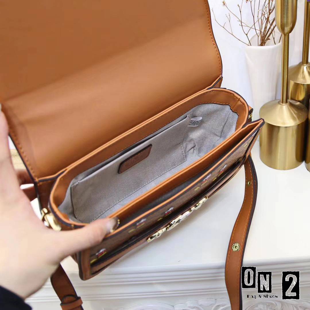 กุชชี่สะพายข้างทรงฝาปิดวัสดุตัวกระเป๋าทำจากหนังแคนวาสลายมิกกี้เม้าส์ อะหลั่ยสีทอง ด้านในซับผ้าทออย่างหนา งานปั๊มทุกจุด สายยาวเป็นหนังอย่างดีสีน้ำตาล