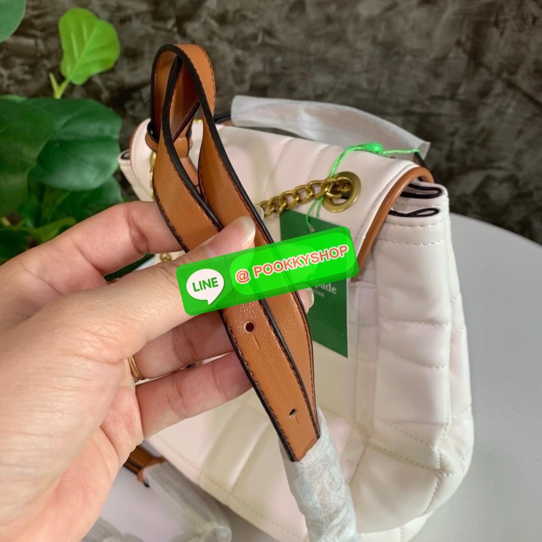 KATE SPADE NEW YORK Evelyn Small Quilted Leather Backpack กระเป๋าเป้สะพายหลังไซต์เล็กสุดคิ้ว หนังนิ่มสุดๆเย็บลวดลายตารางทั้งใบ ด้านหน้าตกแต่งต้วยชื่อแบรนด์ มีช่องเล็ก 1 ช่อง เปิด-ปิดกระเป๋าด้วยตัวล็อค ด้านในตัวกระเป๋าโล่งกว้าง จุของได้เยอะ และมีช่องซิปใส่