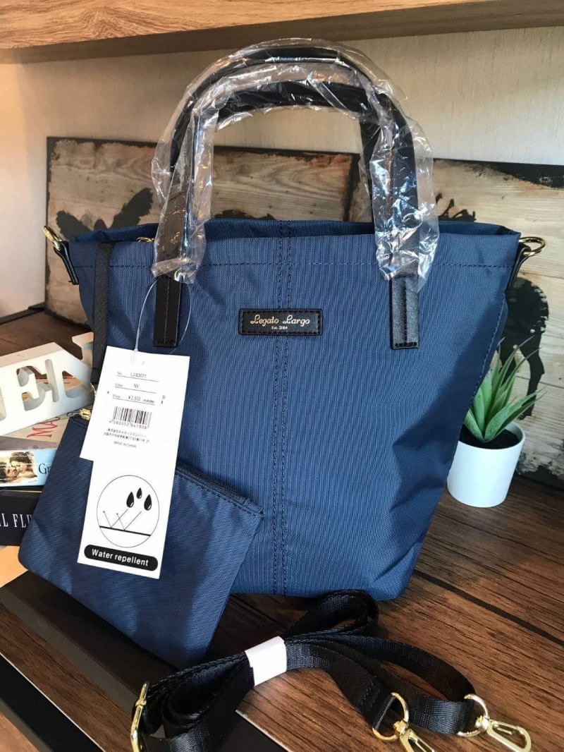 Anello & Legato Largo Mini Tote Shoulder Bag ( LJ-3071) กระเป๋าถือหรือสะพายขนาดกลางกำลังดี ช่องใหญ่เปิดด้วยซิปเดียว ภายในมีใบพ่วงขนาดเล็กเก็บของจุกจิก ถอดแยกใช้งานได้ ใส่มินิไอแพค/กระเป๋าสตางค์ยาวได้ ทั้งด้านหลังและด้านข้างยังมีช่องเพิ่มใส่มือถือหรือของที