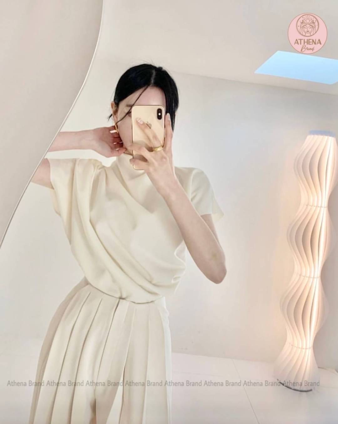 Set 2 ชิ้น เสื้อ+กางเกงขายาว เสื้อทรงปล่อยดีไซน์เย็บจับจีบ ช่วงบ่าด้านขวาตกแต่งกระดุมหรูหรา งานซิปด้านหลัง แมตช์มาคู่กับกางเกงขายาวจับจีบ มีกระเป๋าใช้งานได้จริงทั้ง2 ข้าง งานซิปด้านหน้า มีซับใน เนื้อผ้าดี มีน้ำหนักทิ้งตัว ชุดนี้เก๋มาก สวยแบบไม่มีคำว่าแผ่ว