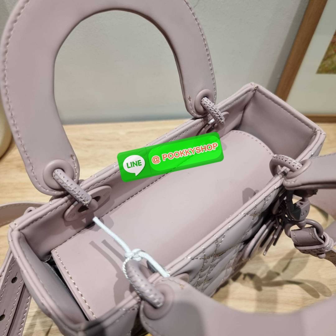 NEW ARRIVAL!! CD LADY ULTRAMATTE BAG กระเป๋าสะพายข้างพรีเมี่ยมกิ๊ฟสุดฮอต ดีไซน์เรียบง่าย แต่แฝงไปด้วยความหรูหรา ทรงกล่องคลาสสิค โดดเด่นด้วยพวงกุญแจอะไหล่สีเดียวกับตัวกระเป๋า วัสดุหนังแท้ผิวแมทท์ ลายเส้นซ้อนทับสวยงาม มีรูปแบบ หูจับในตัวและสายครอสบอดี้สุดเล