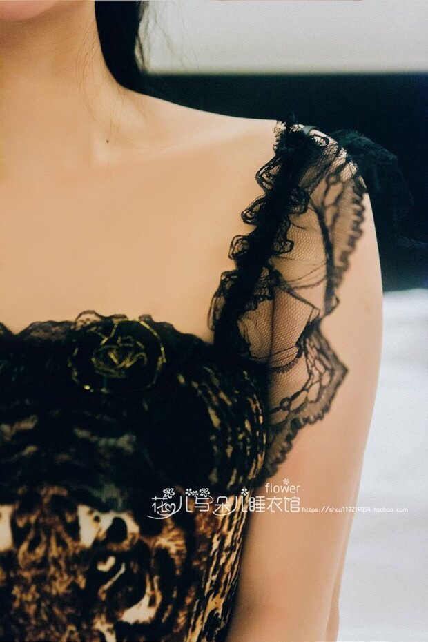 ชุดนอนเซ็กซี่ ชุดนอน ลายเสือ แต่งขอบด้วยลูกไม้ซีทรูรอบชายกระโปรง และสาย เพิ่มลูกเล่นเก๋ๆ แบบผ่าข้าง และมีเชือกผูก แบบยั่วยวนและเซ็กซี่มากๆคะ + G string เข้าชุด คะ