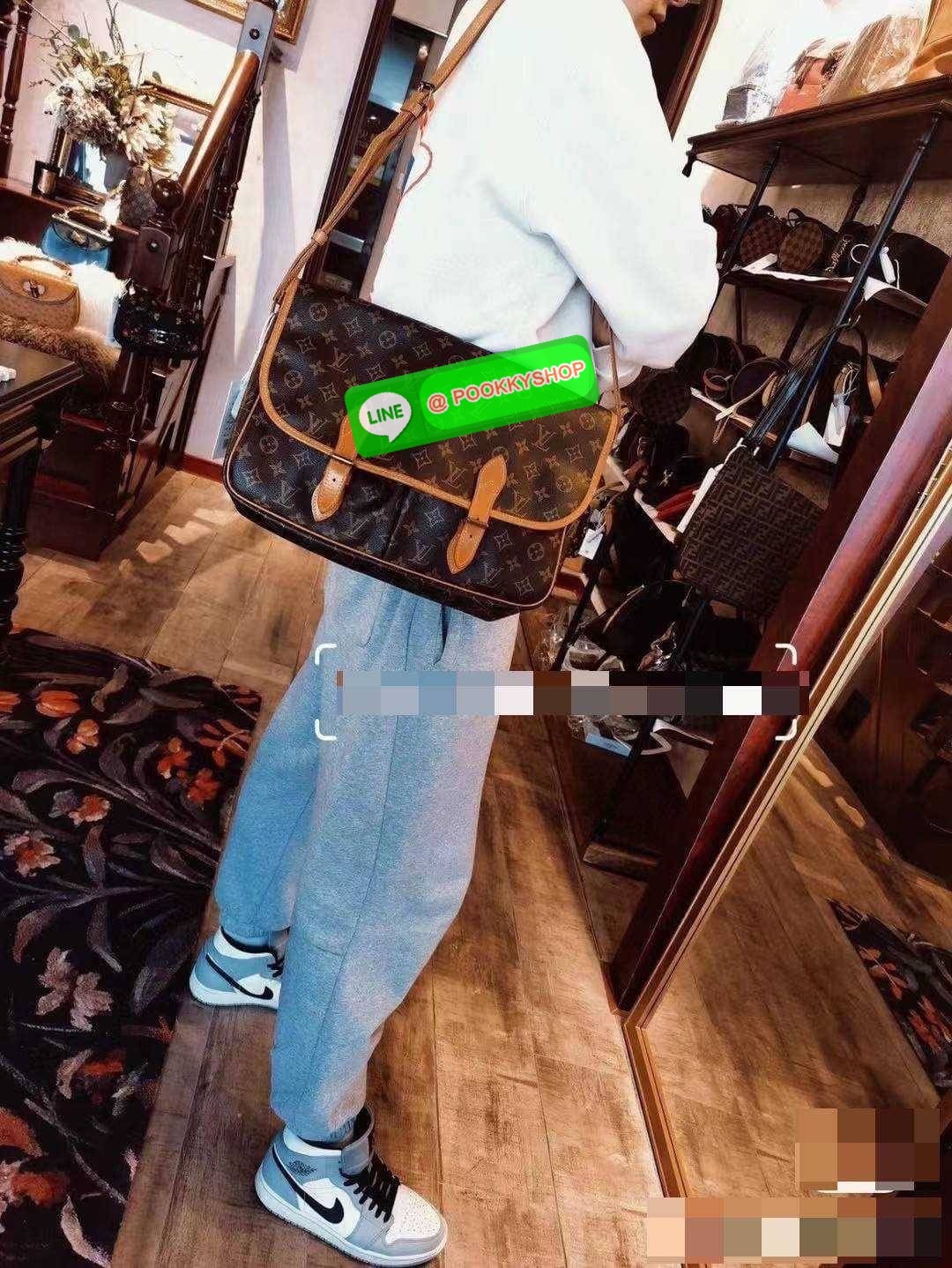 LV GIBECIERE CROSSBODY BAG กระเป๋าสะพายข้างใบใหญ่ ทรงแมสเซนเจอร์ เอาใจหนุ่มๆ ดีไซน์วินเทจ ย้อนยุค คลาสสิคไม่มีเบื่อ วัสดุหนังแคนวาส ทนทาน เปิด-ปิดด้วยสายคาดปรับระดับได้ ภายในมีช่องแบ่งเป็นสัดส่วนอย่างดี มีช่องซิป สายสะพายปรับได้ตามชอบ ใส่ของได้เลยแบบจุใจ