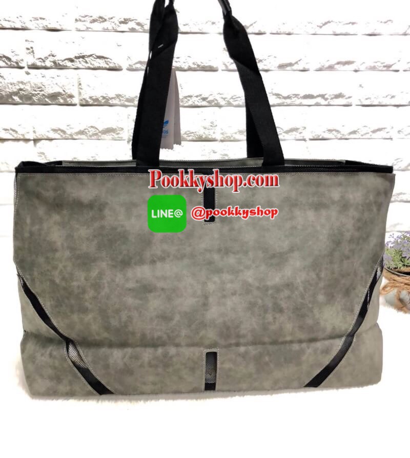 New !! ADIDAS HAND BAG กระเป๋าถือทรงสปอร์ต วัสดุหนังกลับ หนังนิ่ม น้ำหนักเบา น่าใช้มากๆค่ะ ด้านหน้าสกรีนส์โลโก้แบรนด์ เปิดปิดกระเป๋าแบบซิป ภายในโล่ง กว้าง สามารถใส่ของหรือสัมภาระได้จุมากค่ะ บอกเลย! มีช่องซิปหนึ่งช่องนะคะ หูหิ้วสูง สาวๆ สามารถสะพายไหล่ได้ค