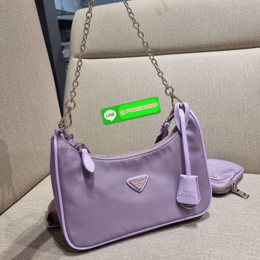 PRADA RE-EDITION 2005 RE-NYLON SHOULDER BAG ไอเท็มสุดปัง ที่ฮิตตลอดกาลไม่ว่าจะปีไหนๆ จัดให้ครบทั้งสีขายดีและสีใหม่ล่าสุด ที่สายคุณหนูห้ามพลาด!! กับกระเป๋าสะพายทรงคลาสสิค เหมาะเป็น everyday bag มากๆ วัสดุผ้าไนล่อนคุณภาพ พร้อมใบลูก ไว้ใส่เหรียญ ใส่กุญแจได้ส