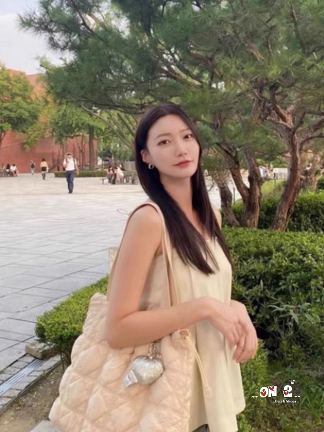 Memo Carlyn weekender (hot)(hot)(hot) งาน 1:1 (good)วัสดุตัวกระเป๋าทำจากผ้ากันน้ำอย่างดี waterproof (water) ผ้าขาวอะหลั่ยสีทอง ผ้าดำอะหลั่ยสีเงิน ปากกระเป๋าเป็นปากรูด งานปั๊มทุกจุด สายกระเป๋าทำจากผ้าทอ สะพายขึ้นไหล่ได้ งานปั๊มทุกจุด ถุงผ้า ,plastic bag, ก