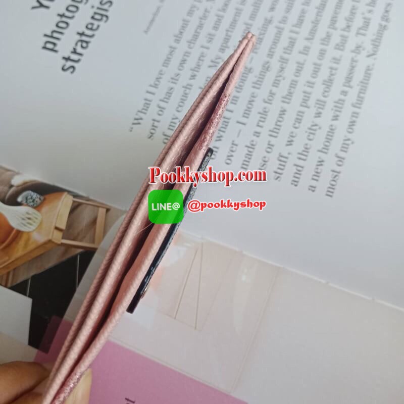 NEW UPDATES 2019!! ที่ใส่บัตรสุดน่ารัก จากแบรนด์ดังอย่าง KATE SPADE หนังลาย SAFFIANO ประดับด้วยกลิตเตอร์แบบ DOT สามารถใส่บัตรถึง 4 ใบ ขนาดเล็กกะทัดรัด แนบใส่กระเป๋าสตางค์ใบโปรดของคุณได้ มาพร้อมกล่องแบรนด์สุดหรู สามารถซื้อฝากเป็นของขวัญได้ อีกหนึ่งตัวเลือก
