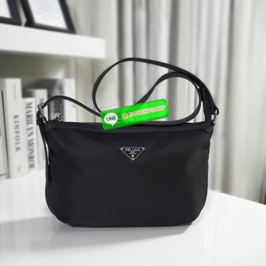 Best Seller! จากงานพรีเมี่ยมกิ้ฟ จากเคาเตอร์ต่างประเทศ จากแบรนด์ PRADA ค่า เป็น กระเป๋าผ้าไนล่อน ตามแบบฉบับของแบรนด์ เลิศมาก สะพายเป็น shoulder bag หรือ Crossbody ก็ได้คะ ขนาดกำลังดีคะ ตัวกระเป๋าเบามาก เปิดปิดด้วยซิปรูดด้านมีช่องซิปแยกใส่ของ สามารถใส่มือถ