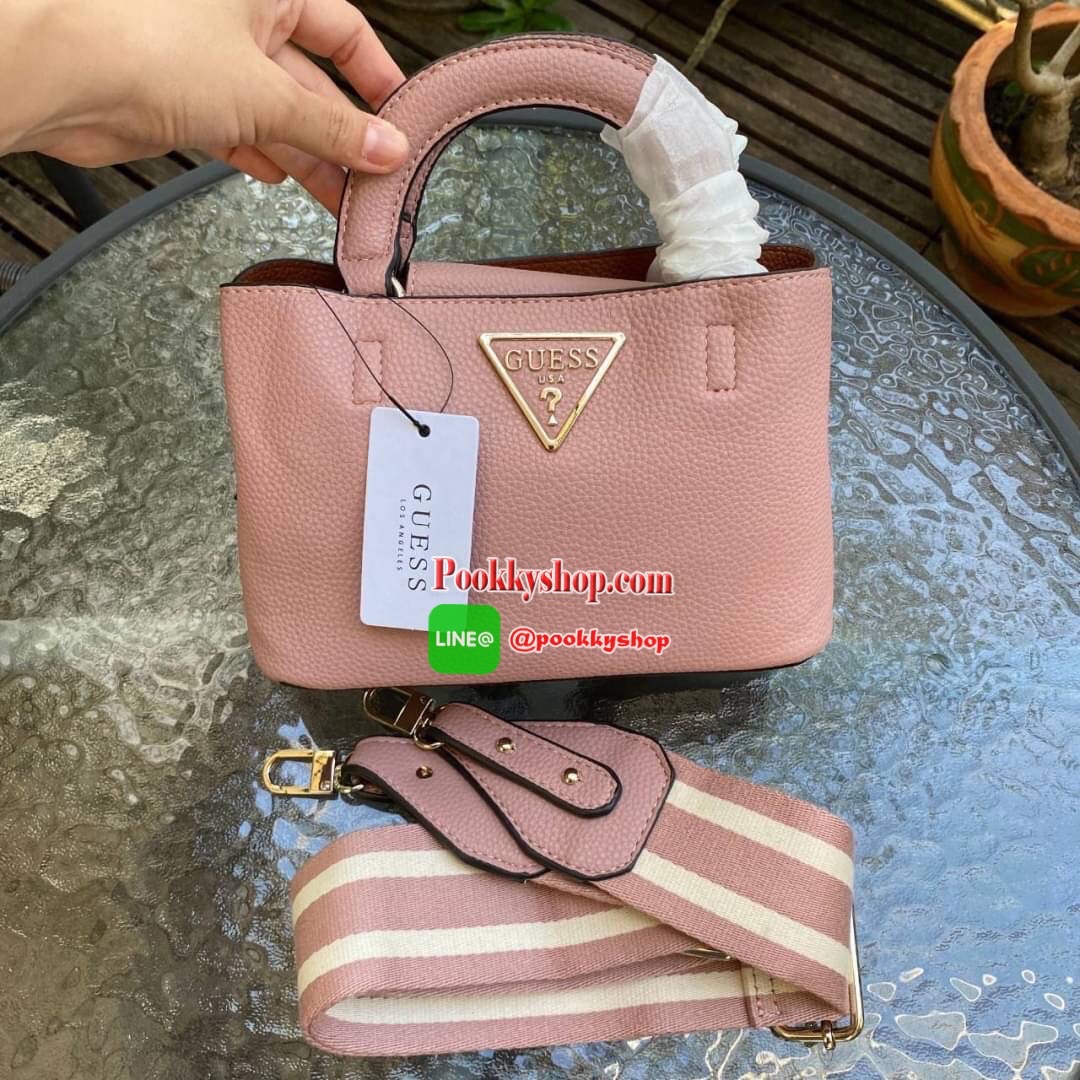 Guess Aretha Mini Satchel กระเป๋าขนาดกระทัดรัด วัสดุทำจากหนัง PU สังเคราะห์นุ่มมือมาก น้ำหนักเบา โลโก้แบรนด์สีทองด้านหน้าดูหรูหรา สายผ้าแคนวาสถอดได้ ด้านในแบ่งเป็นสัดส่วน มีซิป น่ารักมากๆค่ะรุ่นนี้