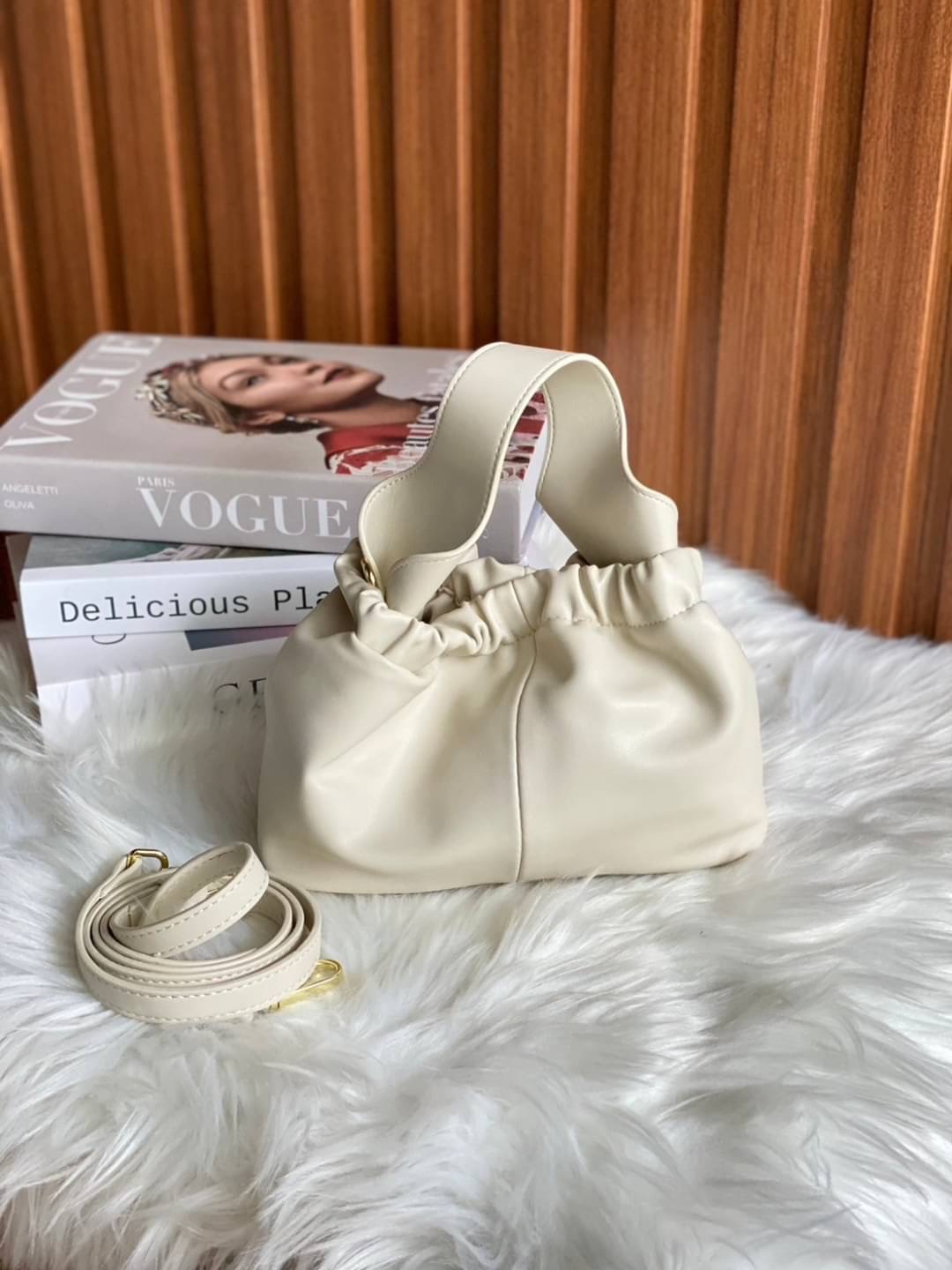 Soft Pu with Delicious color size 22x10x16 cm กระเป๋าน่ารัก สไตล์เกาหลี สีสันสดใส หนังพียูนุ่ม มาพร้อมสายสะพาย 1 เส้น แมชได้หลายลุค น้ำหนักเบา จุของได้เยอะค่า