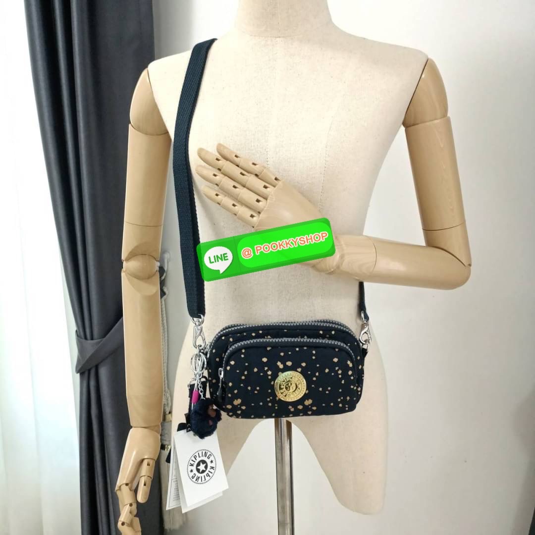 KIPLING Monkey program Seoul up clutch & sling bag รุ่น 2 ซิป (ขนาด 7 นิ้ว) กระเป๋าคล้องมือ หรือ สะพายข้าง ขนาดเล็ก วัสดุ Nylon & Polyester 100% ใช้งานได้ 2 รูปแบบ มีสายสลับเปลี่ยนได้ทั้งแบบคล้องมือ และ สะพายข้าง ตามโอกาสการใช้งาน