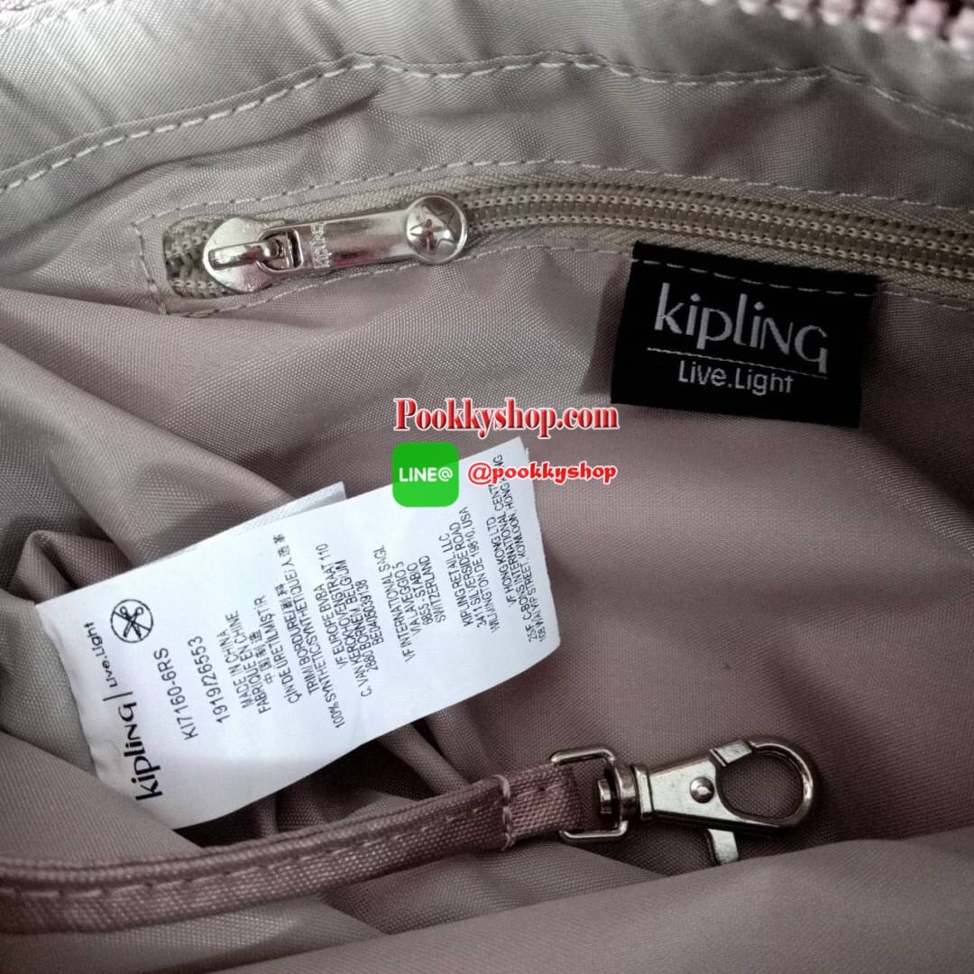 KILING NORI Handbag & Shoulder bag กระเป๋าถือหรือสะพายขนาดกลาง ทำจากวัสดุ ผ้า Nylonเคลือบ+Polyester น้ำหนักเบา จุดเด่นที่ช่องหลักมีขนาดใหญ่ พร้อมช่องซิปแยกย่อย สามารถใส่สัมภาระได้เยอะ มาพร้อมสายสะพายยาว สามารถปรับระดับได้ตามความต้องการ มีพวงกุญแจลิงห้อยตา