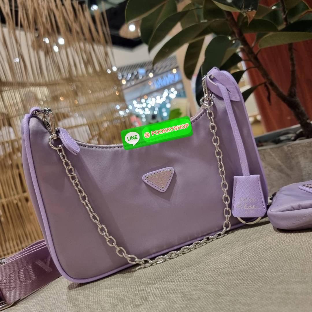 PRADA RE-EDITION 2005 RE-NYLON SHOULDER BAG ไอเท็มสุดปัง ที่ฮิตตลอดกาลไม่ว่าจะปีไหนๆ จัดให้ครบทั้งสีขายดีและสีใหม่ล่าสุด ที่สายคุณหนูห้ามพลาด!! กับกระเป๋าสะพายทรงคลาสสิค เหมาะเป็น everyday bag มากๆ วัสดุผ้าไนล่อนคุณภาพ พร้อมใบลูก ไว้ใส่เหรียญ ใส่กุญแจได้ส