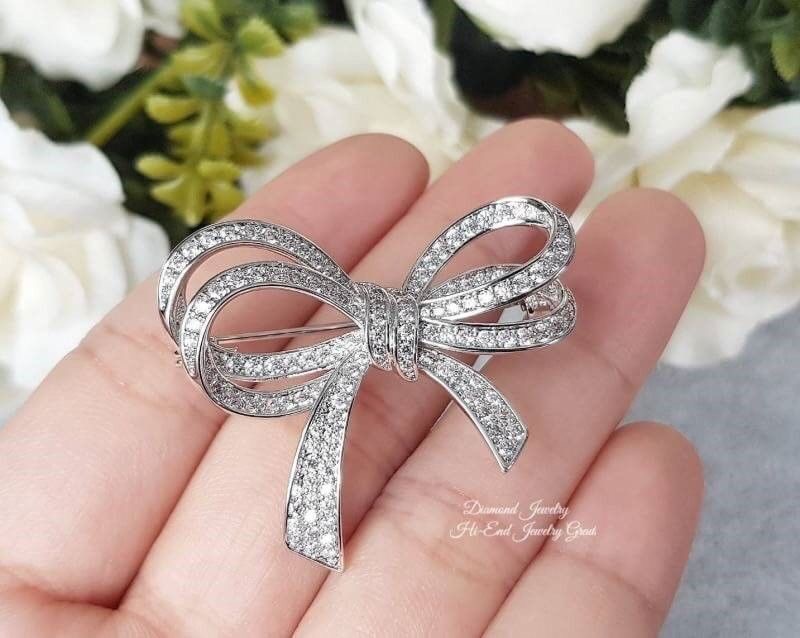 New arrival!!!! Ribbon Diamond Brooch เข็มกลัดเพชร CZ แท้ งานผูกโบว์ งานน่าร๊ากกก ดูดี งานสวยมากกกกก เพชรใส ไม่ขุ่นแม้แต่เม็ดเดียว ซื้อไปไม่ผิดหวังแน่นอนคะ งานชิ้นนี้แม่ค้าชอบมากกกกนะคะ ของจริงสวยมากนะคะ เพชรละเอียด เพชรเยอะ ไม่ขุ่นค่ะ กลัดเพิ่มมูลค่าชุดเ