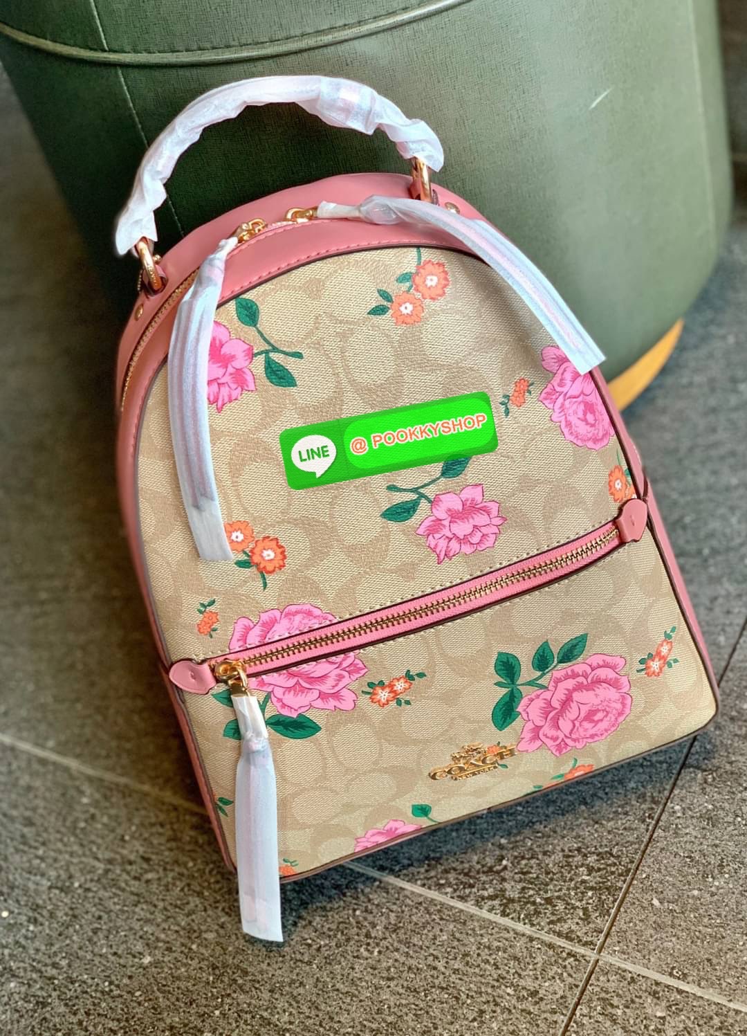 NEW IN! COACH JORDYN BACKPACK ((C1804//3011)) ไม่มียังไงไหว ต้องบอกว่าน้องสวยมากๆค่า! กระเป๋าสะพายหลังแบบมีหูหิ้ว หนังแแท้สวยค่ะ ❤️ทั้งใบปริ้นลายดอกไม้ สวยเด่ด สะดุดตาเลยทีเดียวค่ะ ด้านหน้ามีช่องซิปใส่มือถือหรือของจุกจิกลงไปได้ค่ะ เปิด-ปิดกระเป๋าแบ