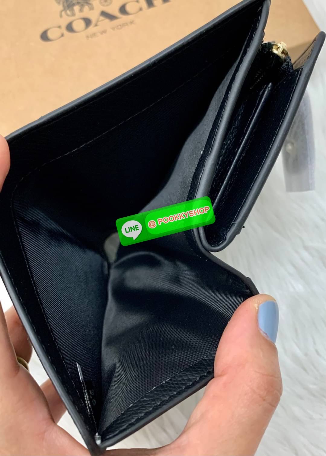 COACH MEDIUM CORNER ZIP WALLET IN SIGNATURE CANVAS ((53562)) 💋กลับมาอีกครั้งค่ะ! กระเป๋าเงินใบกลางหนัง pvc canvas สวยงามค่ะ เปิดปิดช่องหลักด้วยกระดุมภายในมีช่องเสียบบัตรได้ถึง10ช่อง ช่องใส่ธนบัตรหนึ่งช่อง; และช่องซิปสำหรับใส่เหรียญอีกสองช่อง แยกสั