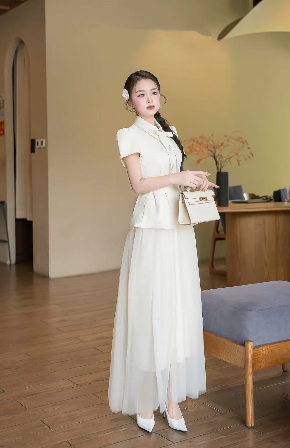 ชุดเซทแฟชั่น Set.3 ชิ้นเสื้อ+ กระโปรง+เข็มกลัด เสื้อแขนสั้นคอปกสีครีม ดีเทลแต่งกระดุมเพชรด้านหน้า