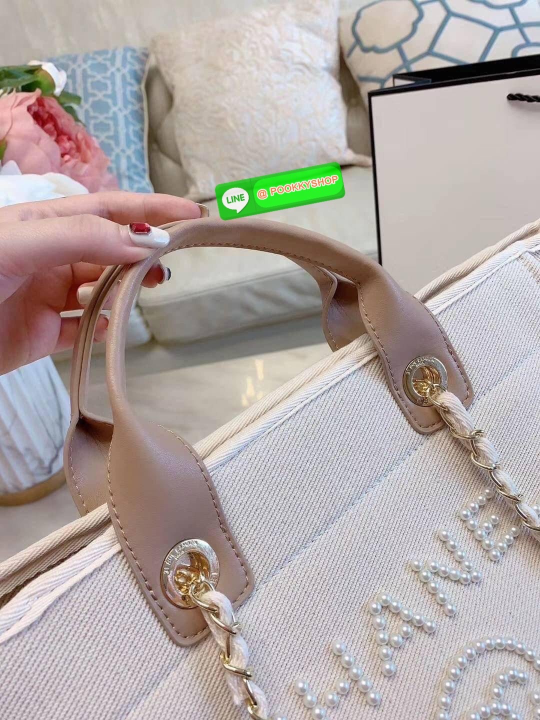 premium gift Chanel Tote canvas จากแบรนด์ Chanel กระเป๋าสะพาย Chanel Tote canvas โลโก้ปักกระเป๋าทรง Tote ผ้า canvas เนื้อหนาอย่างดีมีซับใน ด้านหน้าปักโลโก้ไข่มุกแบรนด์หรู หูจับมี 2 แบบคือ แบบสายหนัง และ โซ่ สามารถสะพายไหล่ได้คะ ใบใหญุจุของคุ้ม แต่น้ำหนักเ