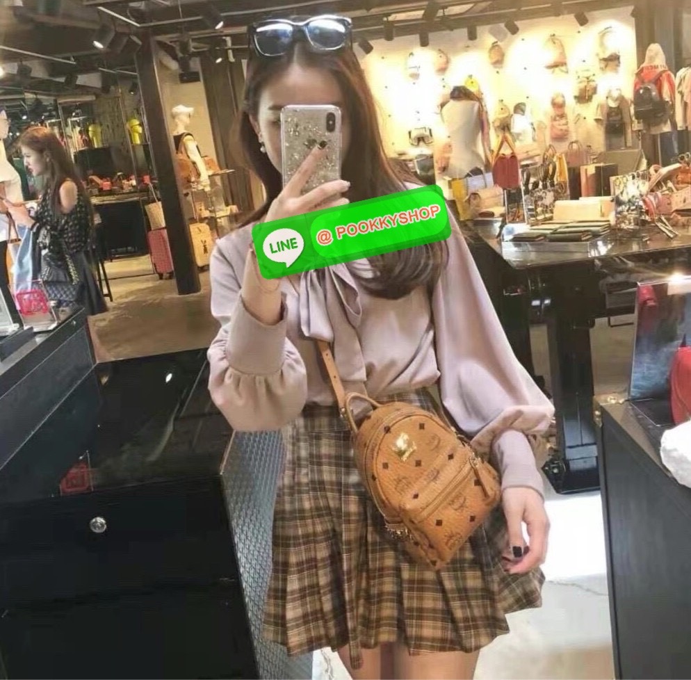 🎒 MCM Backpack in Visetos Monogram 🎒 • กระเป๋าเป้สุดคลาสสิกของแบรนด์ MCM รุ่น Visetos Backpack • วัสดุ Visetos Coated Canvas เอกลักษณ์ลายโมโนแกรม MCM • มาพร้อมโลโก้แผ่นโลหะสีทองด้านหน้า เพิ่มความหรู