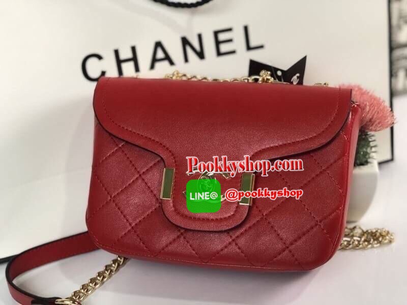Chanel อเนกประสงค์ รุ่น Limited edition วัสดุหนังแกะเรียบขนาดเล็กกะทัดรัดน้ำหนักเบามีช่องใส่ของจุกจิกเปิดปิดด้วยฝาปิดกระดุม และซิป มีช่องใส่บัตร ช่องซิป ใส่กระเป๋าสตางค์ใบกลางได้ค่ะตัวจริงสวยมากๆถูกใจรีบจองนะคะใส่มือถือได้ทุกรุ่นสายสะพายยาวคู่สะพายได้สองแ