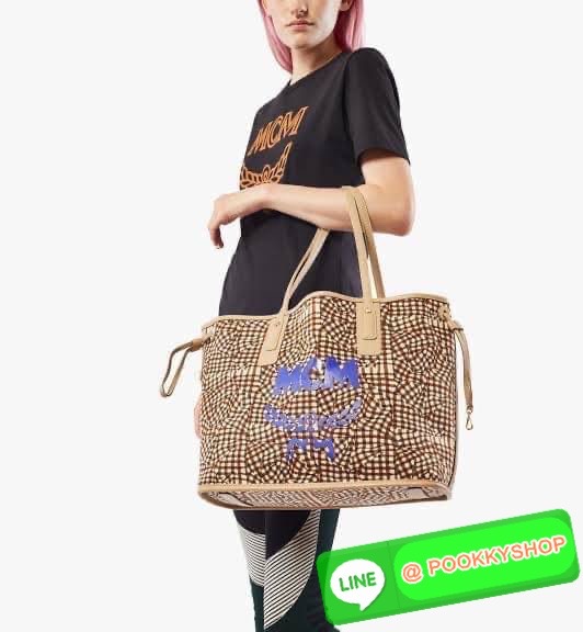 💕Mcm Liz Reversible Shopper in Visetos ขึ้นชื่อว่าเป็นกระเป๋าช็อปเปอร์ แน่นอนว่า จะต้องเหมาะสำหรับสาว ๆ ที่ชอบพกสัมภาระเยอะ ซึ่งรุ่นนี้ไม่ใช่แค่เพียงให้พื้นที่จุของกว้างขวางเท่านั้น แต่ยังออกแบบดีไซน์และรูปทรงให้มีความยืดหยุ่น มีหูรูดด้านข้างที่สา