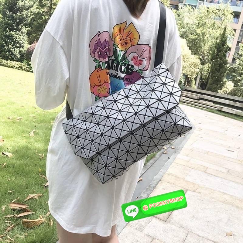 💕Baobao Issey Miyake Prism Sac ชาวมินิมอลทั้งชายและหญิงต้องถูกใจรุ่นนี้ เพราะ Prism Sac เป็นกระเป๋าแบบ unisex ที่มาพร้อมกับความเรียบง่ายของวัสดุเนื้อแมตต์ แต่ให้ลุคสไตล์เท่แบบคูลๆ โดดเด่นด้วยดีไซน์ที่ออกแบบมาให้ใช้งานที่ง่าย ตอบโจทย์ทุกสถานการณ์ฝา