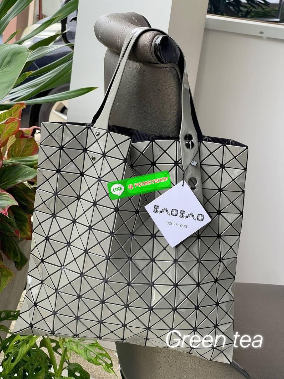 💕 Baobao Issey Miyake Prism Frost ToTe Bag ซีรีส์ที่มีความแวววาวนุ่มนวลและมีลวดลายคล้ายเกรนของผ้าเพื่อสร้างลุคที่มีเท็กซ์เจอร์ กระเป๋าโท้ตที่มีให้เลือกอย่างหลากสี มีกระเป๋าซิปด้านในที่สามารถเก็บของมีค่าได้อย่างปลอดภัย เช่น บัตรโดยสารประจำและกุญแจ