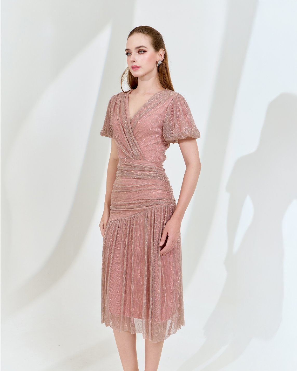 เดรสแฟชั่น เดรสเสื้อคอป้าย แขนบอลลูน กระโปรงเฉลียงทรงเข้ารูป ต่อจีบรูด