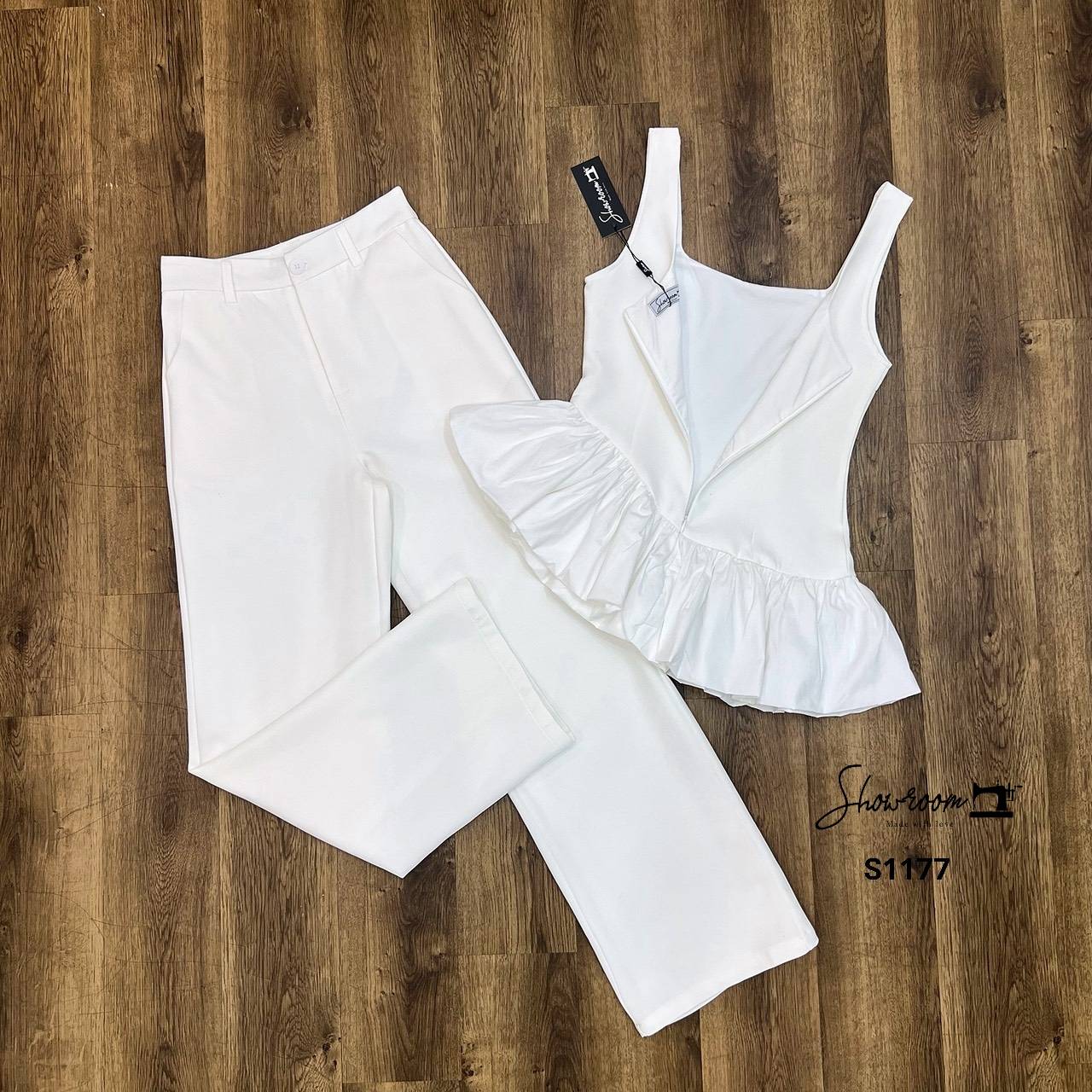 ชุดเซทแฟชั่น ตัวเสื้อชายตัดต่อระบายดูเก๋มาก กางเกงขายาวทรงสวย ใช้ผ้าอย่างดีในการตัดเย็บ