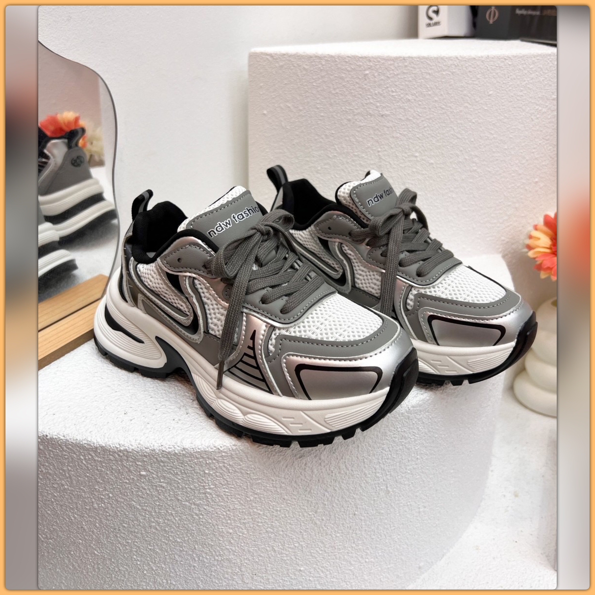 𝙉𝙀𝙒 𝙉𝙀𝙒 ‼️ มาเพิ่มรอบ3ค่ะ รองเท้าผ้าใบรุ่นนี้สวยมาก ทรงที่ฮิตมากตอนนี้ ผ้าใบพื้นหนา สีทูโทนสลับสวมมากใส่นิ่มใส่สบาย สาวๆสายstreet ต้องหลงรัก แมทช์กับชุดง่าย จัดเลยนะคะ