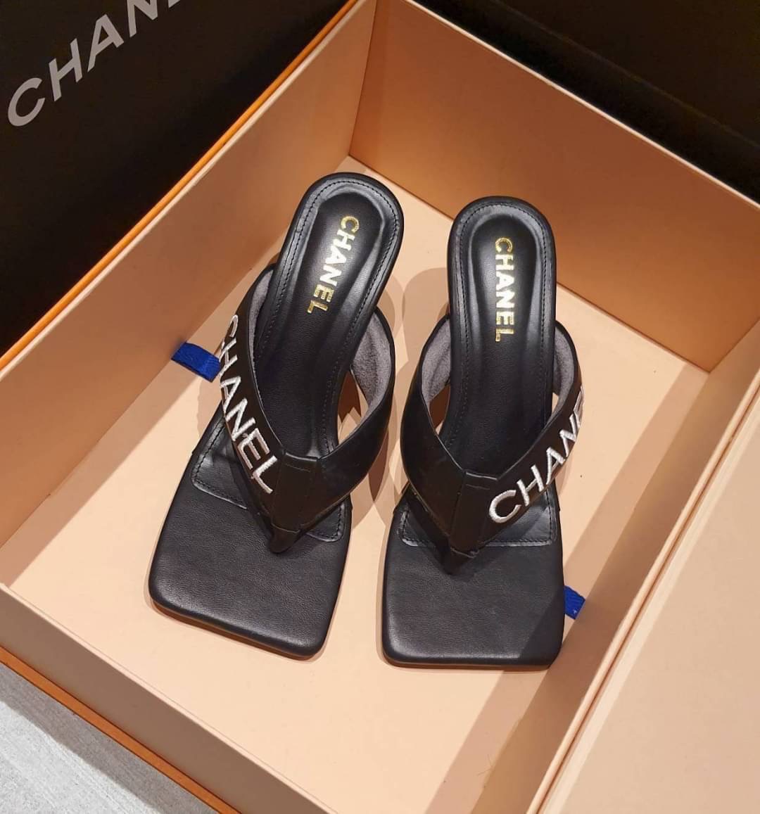 แบบใหม่ มาแล้วคะ พร้อมส่งคะ >> รองเท้าส้นสูง style maxi ส้นเข็ม สูง 2.5" ทรงสวมหนีบ หน้าตัด สายหนีบปักลาย CHANEL หนีบหองน้ำนิ่มมากๆ เหลี่ยมพื้นปั๊มแบรนด์ ใส่สบายมากๆคะ ใส่ชิวๆ น่ารักคะ