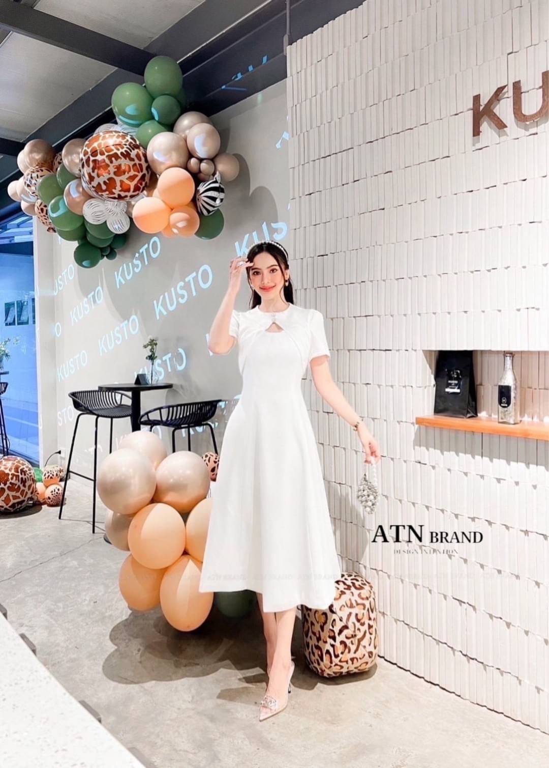 เดรสสีขาวผ้าซาตินเกรดพรีเมี่ยม ผ้าดีเกินราคามากๆ อยากให้มาสัมผัสเนื้อผ้าเลยค่ะ ช่วงอกแต่งกระดุมเพชรวิบวับ อกเสริมฟองน้ำ ซับในอย่างดี ซิปหลังยาวสวมใส่ง่าย ใครกำลังมองหาชุดสวย เรียบหรูดูแพง ใส่งานบุญ หรือจะเก็บไว้ใส่ทำบุญช่วงเทศกาลกินเจ ใส่ทำบุญวันออกพรรษา