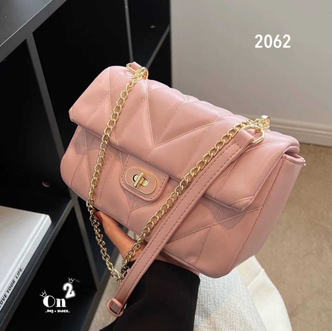 NEW-IN 🤎 หลงรักตั้งแต่แรกเห็นนน สั้นๆ “ของมันต้องมี” งานสไตล์แบรนด์ ขนาดกำลังดี ✔️ใส่คสอ. ✔️ใส่มือถือได้ครบค่า เอาจิงคือ ดีทุกสีสวยหรู ไม่สั่งยังไงไหววว