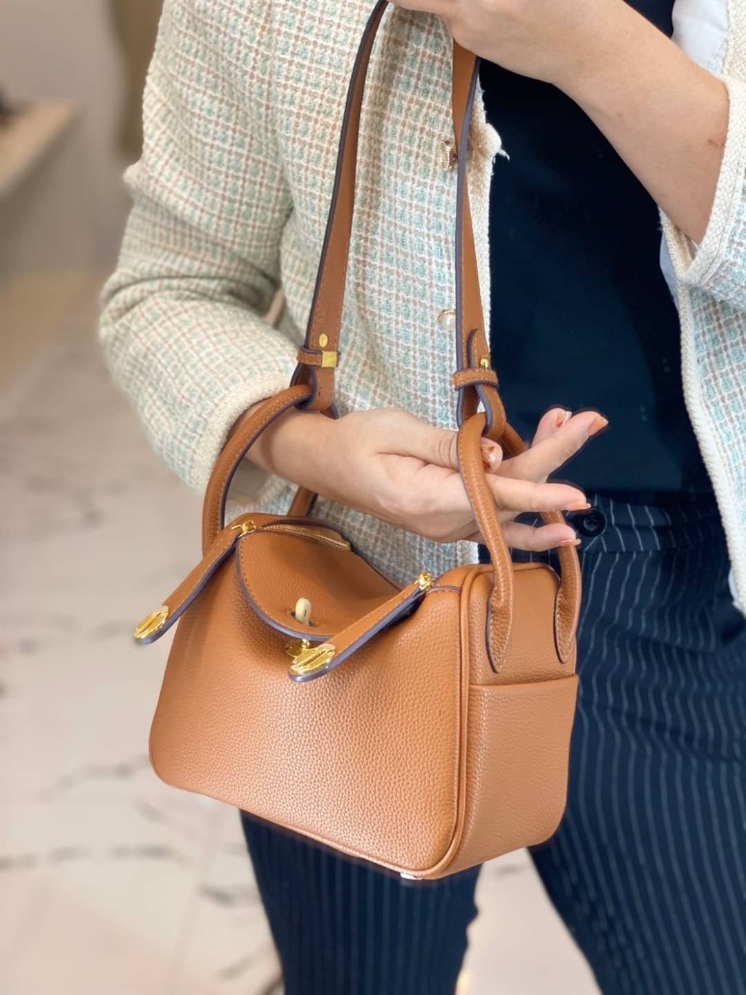 กลับมาเเล้วค่า Lindy 20cm หนัง PU premium ที่ลูกค้าถามกันมาเยอะมากกก รอบนี้หนังสวยมากๆๆ สายสะพายแบบเรียบหรู มีห่วงรัดสายสองข้าง มี 2 สายนะคะ มีซิลิโคนปิดลูกบิดกันรอย งานเนี้ยบสุด ยิ่งใช้ยิ่งนิ่มมม กระเป๋าทรงสวยนุ่ม Flexible มากๆ จุของได้ทุกสิ่ง จะใช้ไปทำง