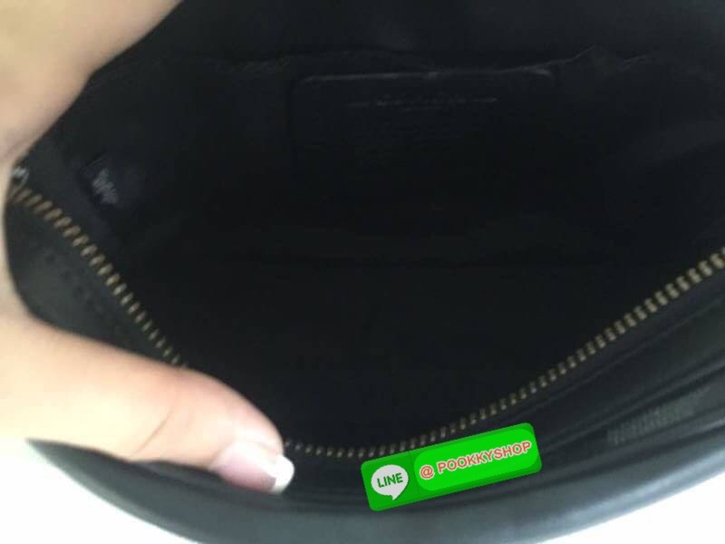 Brand : Coach Graham Crossbody Detail : กระเป๋าสะพาย crossbody ทรงเหลี่ยมชาย ใหม่ล่าสุด ภายในกว้างและ มีช่องว่างหนึ่งช่องใหญ่ ใส่ของได้จำนวนมาก สายสะพายปรับระดับได้ ถือไปทำงานก็เรียบหรู หรือจะสะพายในวันชิวๆ ก็ได้ ซื้อเป็นของขวัญให้แฟน หรือคนในครอบครัวได้เ