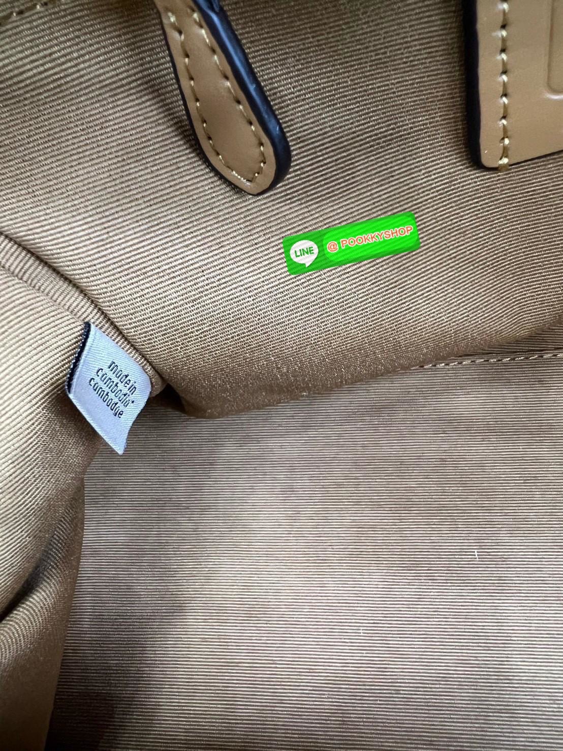 COACH ROWAN SATCHEL IN SIGNATURE CANVAS จุดเด่นของกระเป๋าทรงsatchel bag คือรูปทรงของกระเป๋าดูแข็งแรง มั่นคง ไม่เสียทรงง่าย มาพร้อมหูหิ้วที่ด้านบนของกระเป๋า ลายแคนวาสที่เป็นซิกเนเจอร์แบบเอกลักษณ์ ช่องใช้งานทุ้งภายในและภายนอก นอกจากนี้ กระเป๋าประเภทนี้ยังมี