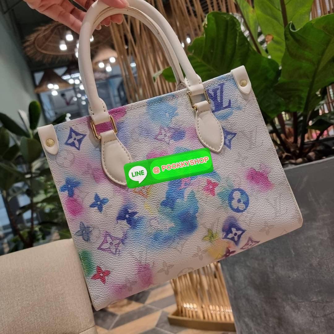 New in!! จากเคาน์เตอร์ dutyfree LV watercolor multi tote กระเป๋าทรงโท้ทคอลใหม่ ดีไซน์สดใส สบายตา ด้วยลวดลายเพ้นท์สีน้ำ ไม่ซ้ำใคร วัสดุหนังแคนวาส ทนทาน ที่มาพร้อมหูจับในตัว และสายสะพายข้าง ให้ปรับใช้ได้ทุกสไตล์ความชอบ ภายในโล่งกว้าง มีอะไหล่เกี่ยวที่ปากกระ