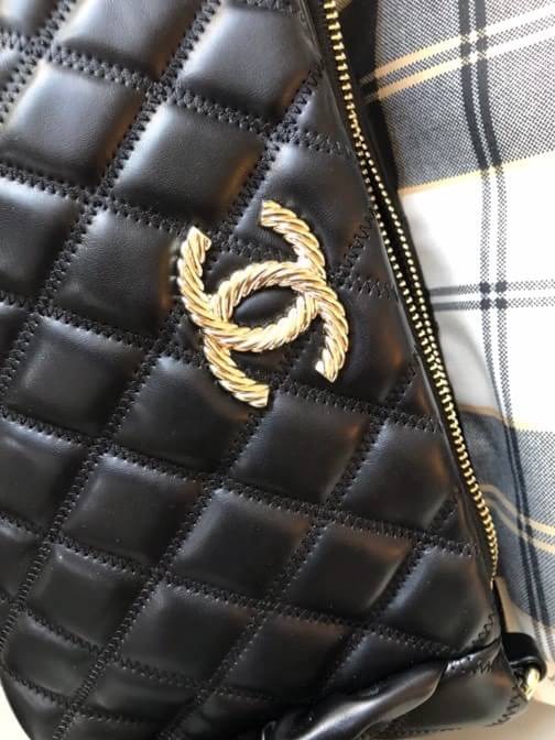 มาแล้ววรุ่นยอดฮิต งานจาก chanel ทรงสวย งานเย็บเนี๊ยบทุกจุด คือดูดีมาก ดูแพงมาก มาพร้อมสายยาว ขนาดกำลังดี น่ารักมากๆ พูดเลย งานปั้มโลโก้ แบบนี้หายากนะคะ