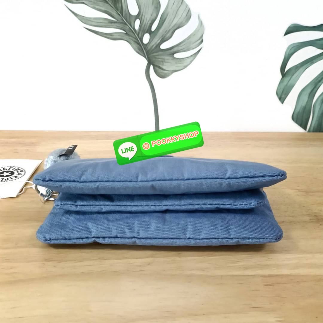 Kipling Creativity Large Pouch วัสดุ Nylon 100% กระเป๋าคล้องมือขนาดพอเหมาะ 7.25 นิ้ว พกพาสะดวก เปิด-ปิดด้วยซิปเดียวใช้งานง่าย ด้านในมีช่องกว้าง 2 ช่องและช่องซิปเล็กตรงกลางอีก 1ช่อง ใช้งานได้สะดวก สามารถใส่มือถือ 7.5 นิ้วได้ กุญแจรถ ธนบัตรได้ ล็อตนี้มาพร้อ