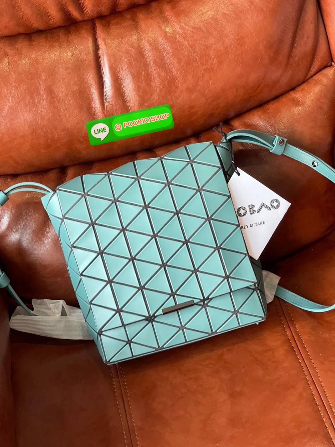 💕Baobao Issey Miyake Off-White Flap Messenger Bag(Large) สำหรับใครที่ต้องการใช้งานแบบเน้นการเคลื่อนไหวที่คล่องตัว แนะนำรุ่นนี้เลยคะ มาพร้อมแผ่นรูปทรงสามเหลี่ยมอันโดดเด่นแฝงไปด้วยความทันสมัยบ่งบอกถึงความเป็นเอกลักษณ์ของแบรนด์ได้เป็นอย่างดี ซึ่งสายส