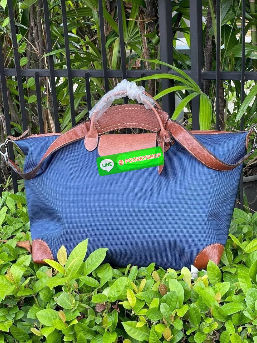 💕 LONGCHAMP BOXFORD TRAVEL BAG L กระเป๋าเดินทางขนาดใหญ่ มาพร้อมสายสะพายที่สามารถถอดได้ ให้คุณเลือกสะพายไหล่หรือถือได้ มีซิปรูดเปิดปิดกระเป๋าที่ให้คุณมั่นใจได้ว่าคุณจัดเก็บไอเท็มของคุณได้อย่างมิดชิด บ็อคฟอร์ด (BOXFORD) สะท้อนความเป็นเอกลักษณ์ของแบร