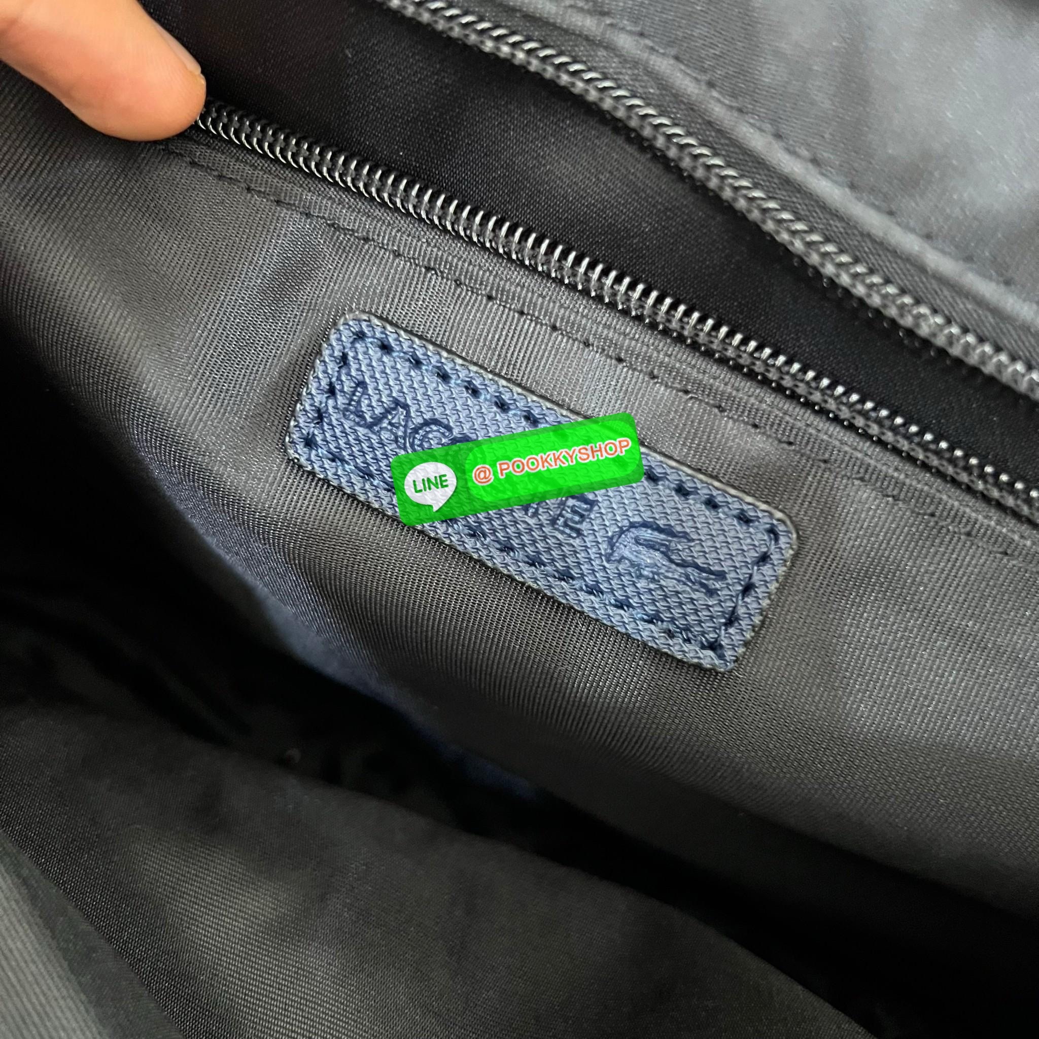 Men's L.12.12 Clipped Flap Adjustable Shoulder Strap Small Pouch วัสดุ PVC คุณภาพดีตามแบบฉบับแบรนด์ น้ำหนักเบา กันน้ำ ด้านหน้ามีโลโก้เหล็ก ฝาเปิดปิดด้วยคลิปล๊อค 2 ด้าน ช่องหลัก ด้านในมีช่องซิปพร้อมหัวซิปแบรนด์ ใส่กระเป๋าสตางค์ใบยาว ipad มือถือ ของจุก