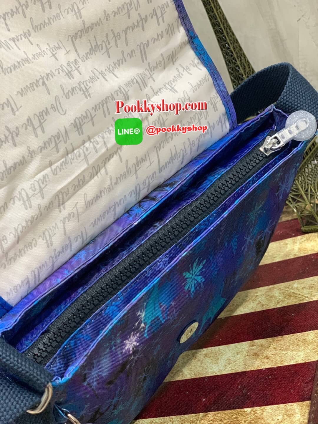 Kipling Sabian Shoulder Bag จาก Disney Frozen Series Collection วัสดุ Polyester ทรงครอสบอดี้ สไตล์สุดฮิตกับการใช้งานที่ง่าย หยิบจับของได้อย่างสะดวกสบาย เปิดปิดด้วยกระดุมแม่เหล็กและซิปด้านใน เพิ่อความปลอดภัย ลายผ้าบุด้านในดูมีดีเทล สายสะพายปรับได้ฟรีไซส์ ป